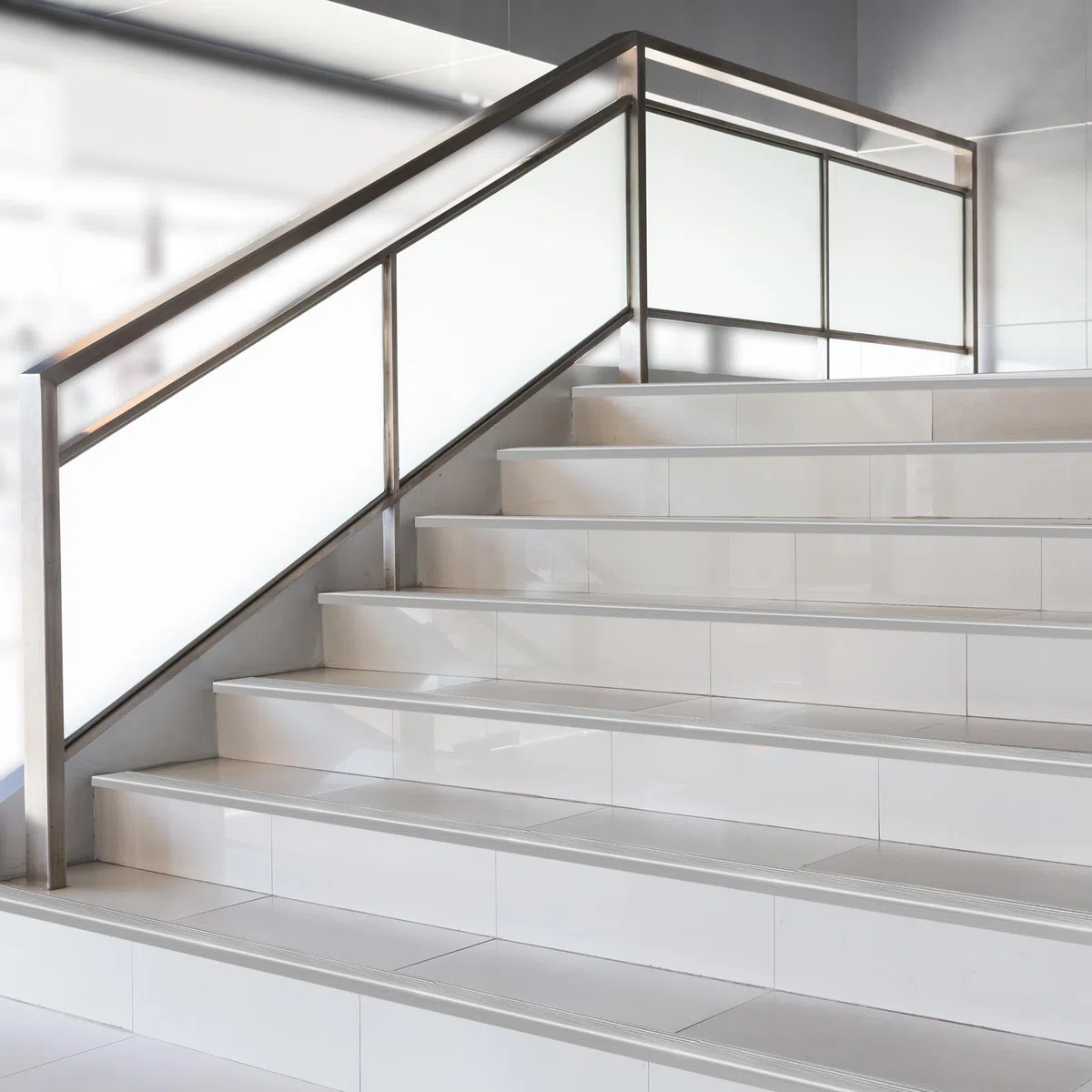 Profilo per bordi per gradini di sicurezza, forma a F, profilo paragradino per scale, per pavimenti con altezza di 7-8 mm, con Materiale di montaggio. Lunghezza: 90 cm. Altezza: 53 mm, Argento