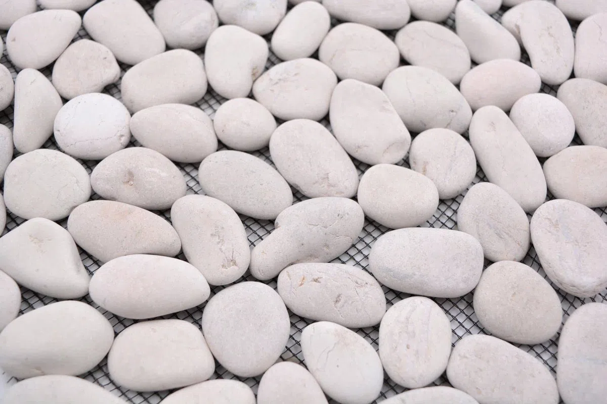 Foglio di mosaico con ciottoli di pietra levigata di colore bianco, ideale per rivestire pareti di bagno, WC, doccia, cucina, rivestimento a mosaico per pareti e vasche da bagno