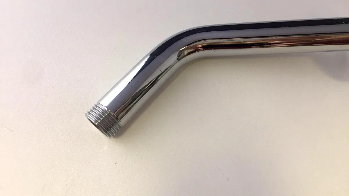 Braccio di Sostegno per Doccia Inclinato a 45° in Ottone Cromato – Lunghezza 10 cm, Ideale per Soffioni Doccia a Muro, Compatto e Robusto