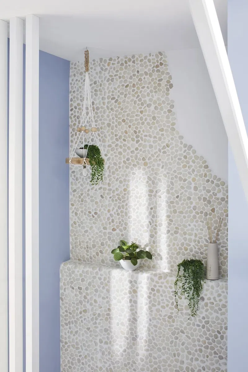 Foglio di mosaico con ciottoli di pietra levigata di colore bianco, ideale per rivestire pareti di bagno, WC, doccia, cucina, rivestimento a mosaico per pareti e vasche da bagno