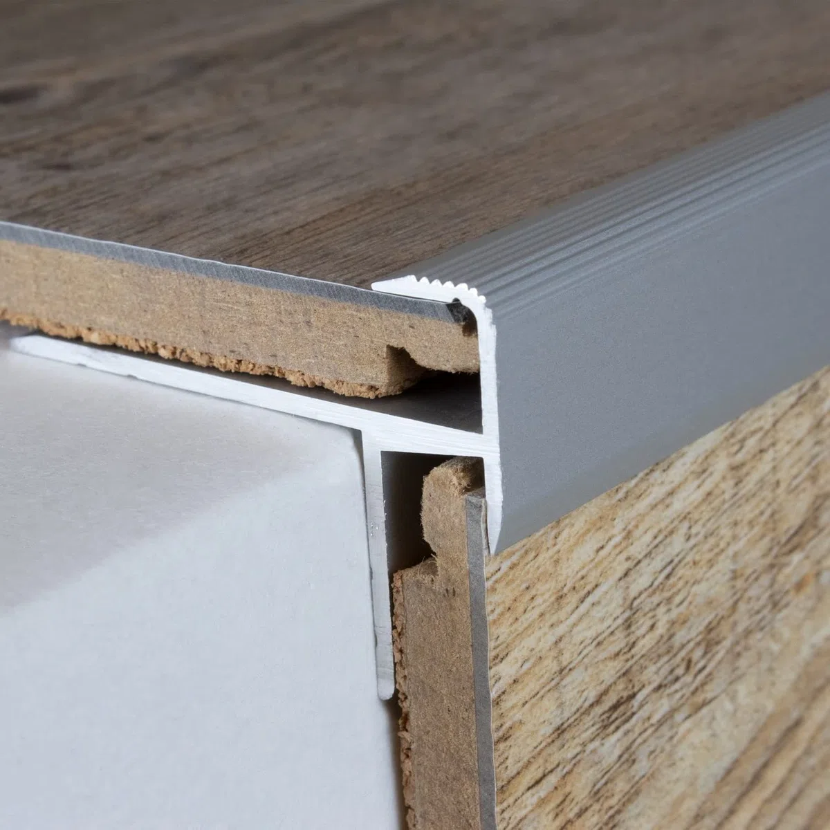 2 metri (2 x 1 m) Profilo per gradini / angolare (laminato), per inserimento, altezza: 8,5 mm, 33 mm (larghezza), alluminio anodizzato, forato