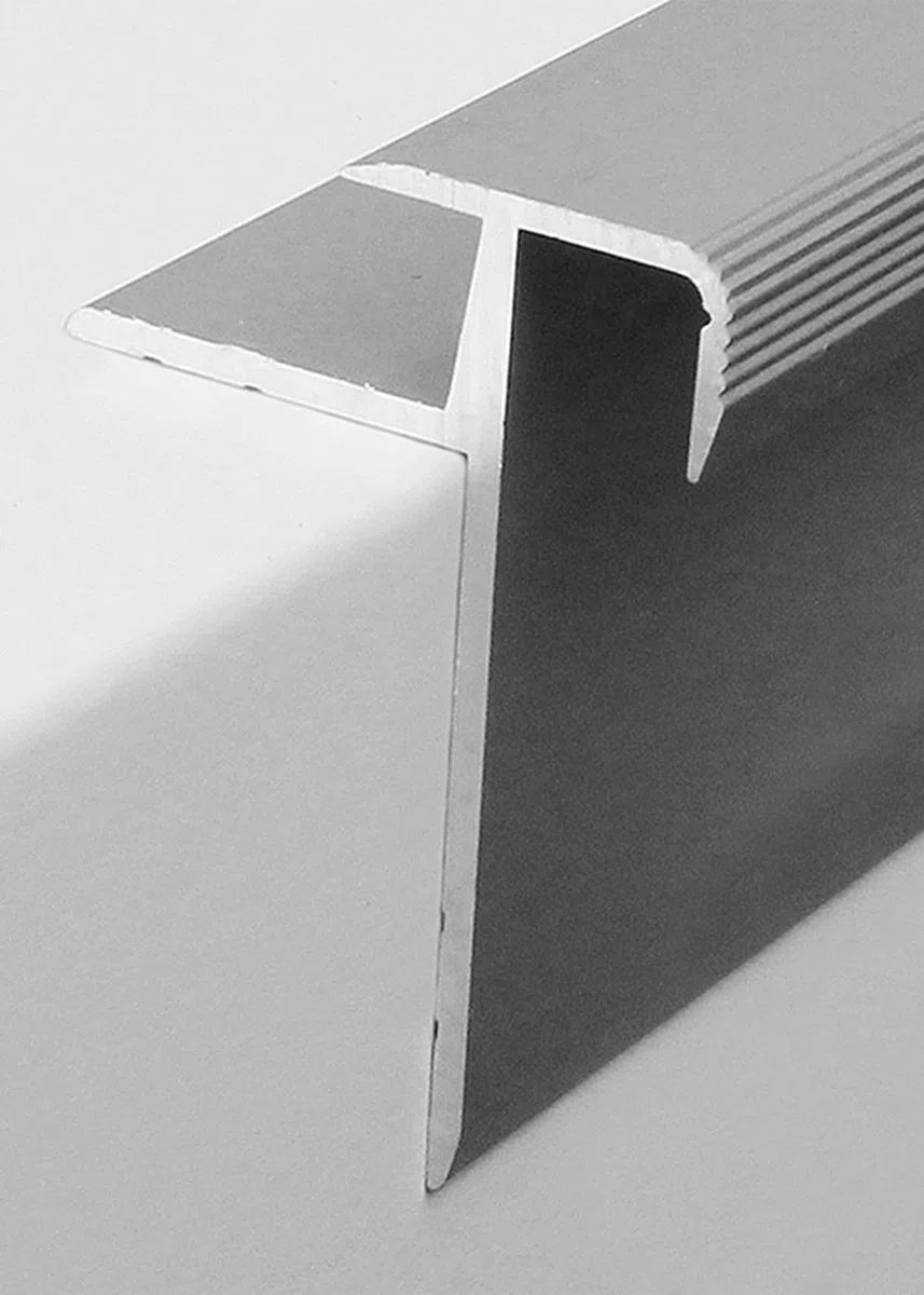 2 metri (2 x 1 m) Profilo per gradini / angolare (laminato), per inserimento, altezza: 8,5 mm, 33 mm (larghezza), alluminio anodizzato, forato